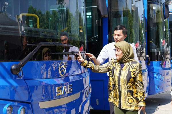 印尼的电动巴士 金龙客车