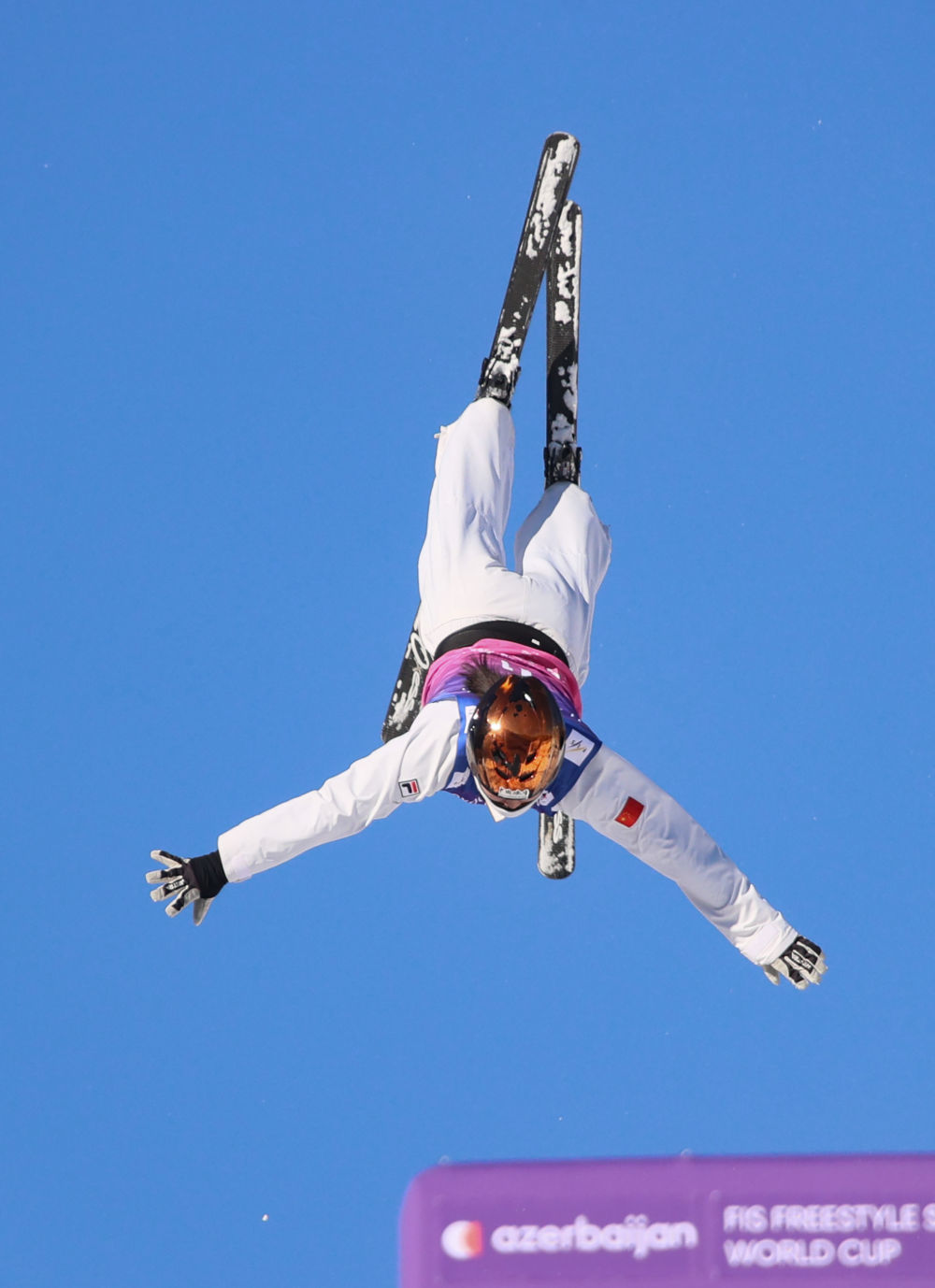 ↑2025年12月21日，中国一队选手徐梦桃在国际雪联自由式滑雪空中技巧世界杯（云顶站）混合团体项目决赛中。
