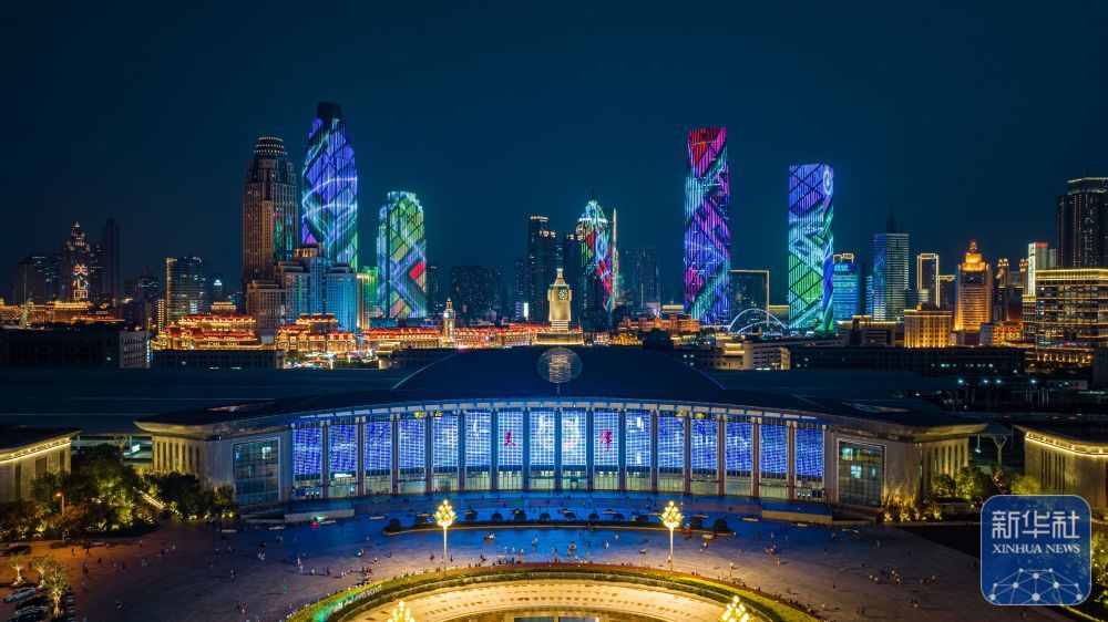 ↑ 这是8月1日在天津站后广场拍摄的海河沿岸楼体灯光(无人机照片)。