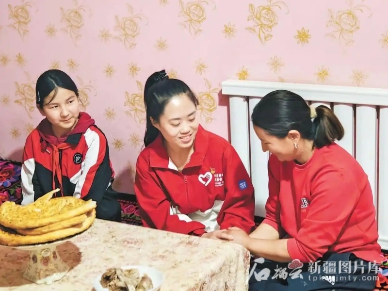 2023年8月以来，谢依特小学戍边支教西部计划志愿者服务队队员们开展家访2400多次。这是志愿者高淑贤（中）在家访（资料图）。谢依特小学供图