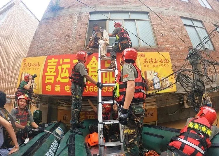 受困居民登上救援艇