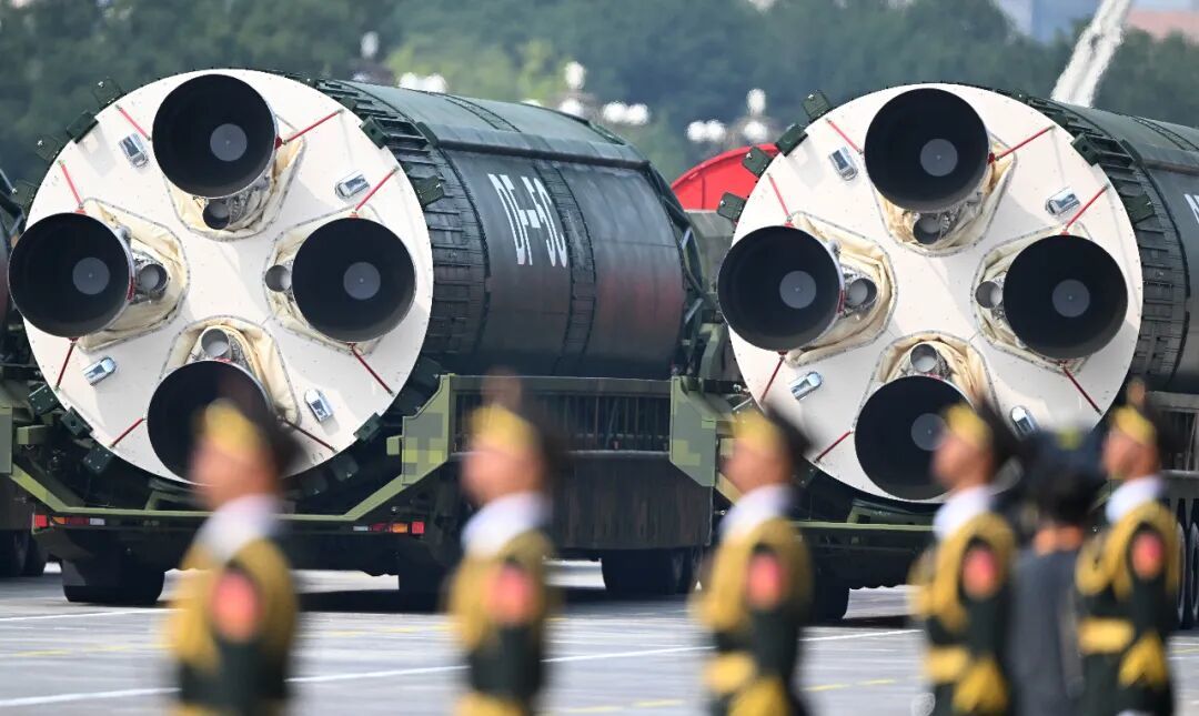 核导弹第二方队的“东风-5C”液体洲际战略核导弹接受检阅 图/新华