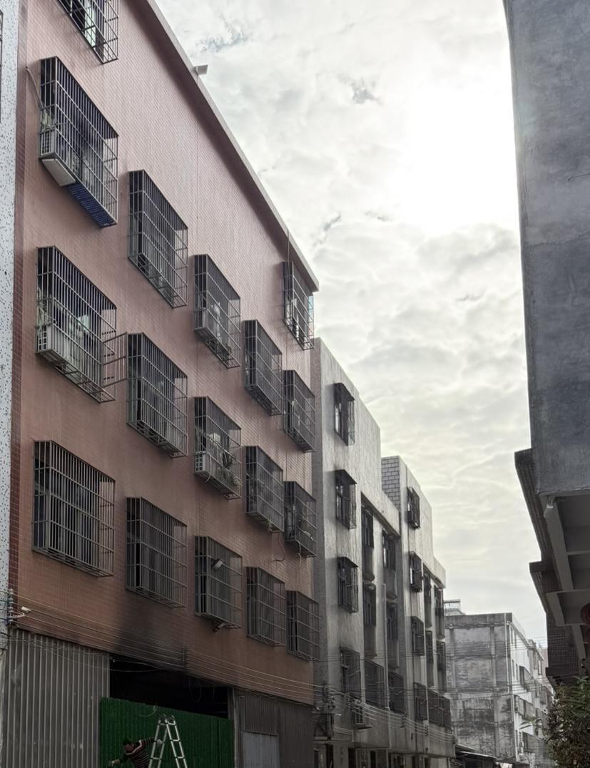 ▲事故后,该建筑背面三楼左数第一个窗户的防盗网逃生口,呈打开状态