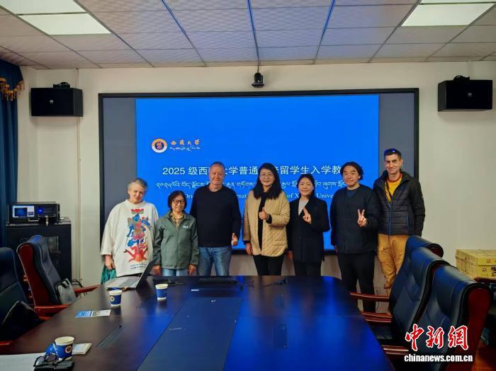 9月24日，阿列克斯&middot;佩奇科夫(右一)与同学的入学合影。　　(受访者供图)