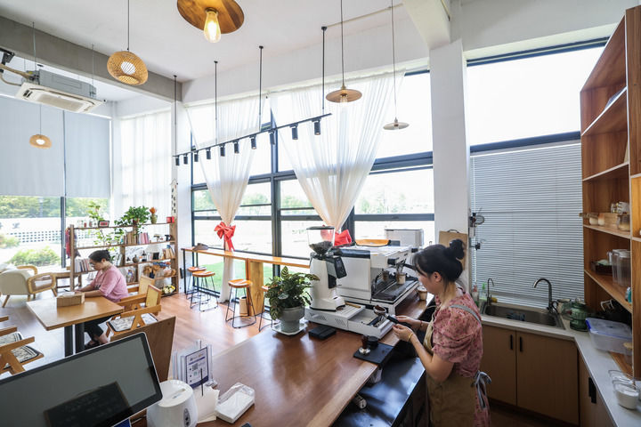 2025年8月27日在浙江省湖州市长兴县虹星桥镇宋高村稻香伴日营地内拍摄的咖啡屋。这是宋高村做优全域土地整治后的农文旅新尝试，集餐饮、旅游、农业和文化于一体。新华社记者 徐昱 摄