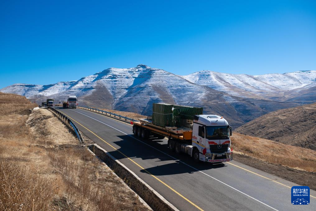 7月8日，在位于莱索托东部的塔巴-采卡地区，运送硬岩掘进机部件的卡车车队在山路上行进。新华社记者 杨光 摄