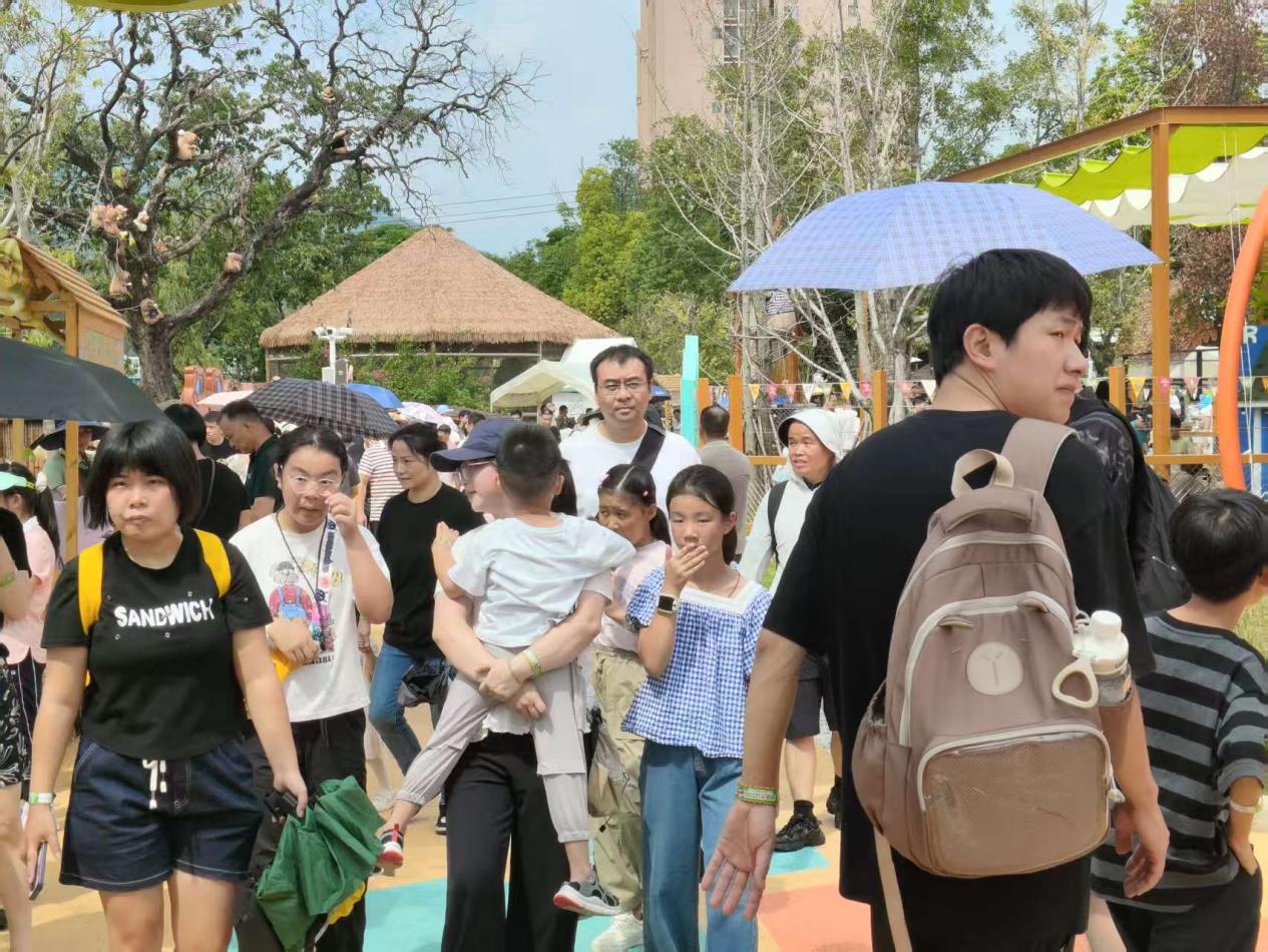闽侯县的旗旗Hi森动物城园区内热闹非凡,人消两旺。林鑫 摄