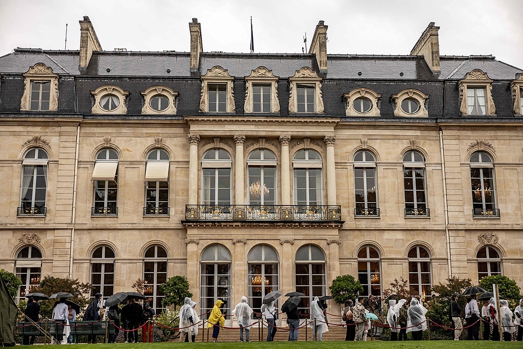 图为法国民众参观爱丽舍宫。(视觉中国)