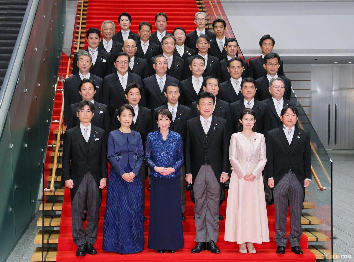 与新任各省副大臣合影的高市早苗 时事通讯社