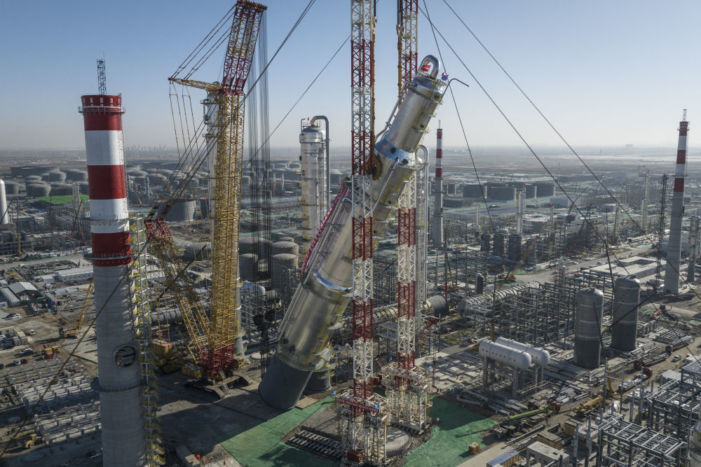 2月26日拍摄的华锦阿美精细化工及原料工程项目芳烃联合装置抽余液塔吊装施工现场（无人机照片）。新华社记者 潘昱龙 摄