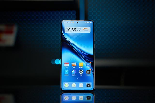 手机电池突破8000mAh?厂商不敢说的真相:一年后续航崩塌