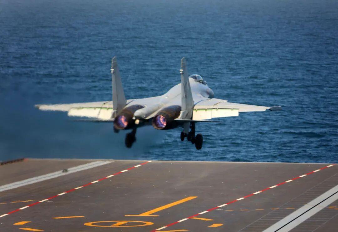 △殲-15T艦載戰斗機在海軍福建艦電磁彈射起飛