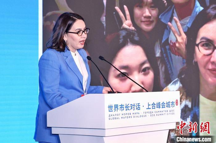 来自乌兹别克斯坦的迪丽索热在“世界市长对话·上合峰会城市”活动的上合故事分享会上分享她眼中的中国,讲述她亲历的上合故事。记者 佟郁 摄