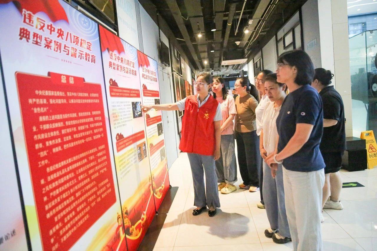 △青年党员在江苏如皋市华夏电影展示馆内参观深入贯彻中央八项规定精神学习教育专题展。
