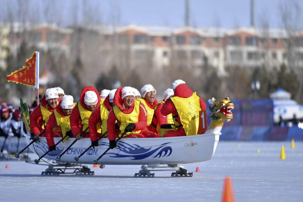 ↑在内蒙古自治区锡林郭勒盟举行的第十四届全国冬季运动会群众体育冰上龙舟项目中，冠军内蒙古队在男子组（12人）龙舟200米直道赛决赛中（2020年1月12日摄）。
