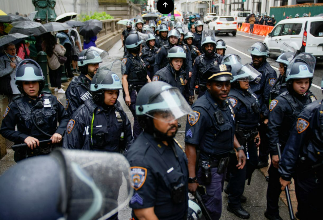 6月14日,纽约市举行抗议活动,纽约警察局的警员正在等待指令。 图源:美媒