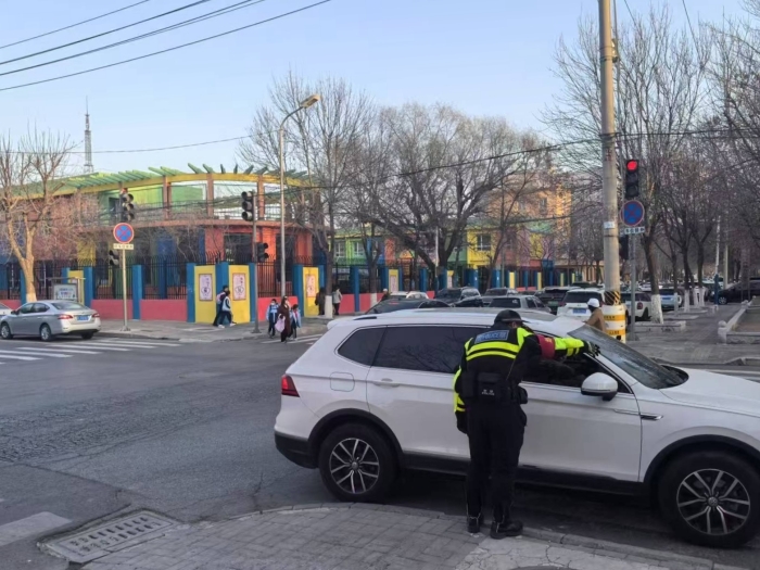 盘锦市民张先生提出建议的第二天,盘锦市公安局就增加交警执勤力量,保障正常交通秩序。盘锦市委社会工作部供图