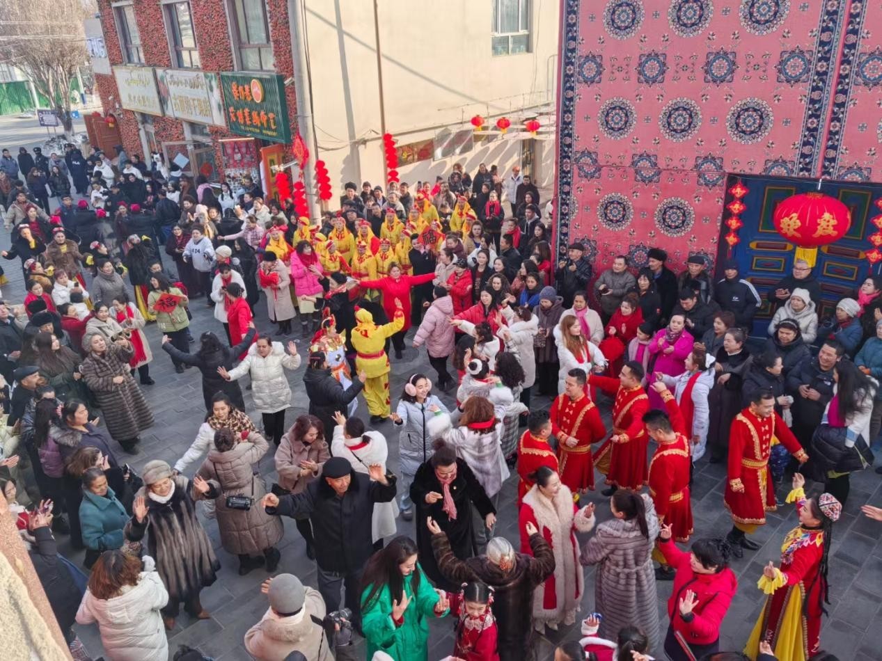 春节假期，库车市龟兹小巷龟兹花灯巡游、舞龙舞狮社火巡演及群众歌舞互动演出吸引不少游客打卡。周佩兰摄