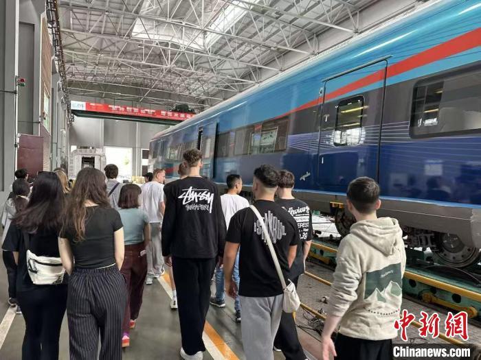 14日，德国伯乐中文合唱团的师生们在西南交通大学参观轨道交通运载系统全国重点实验室。德国伯乐中文合唱团供图