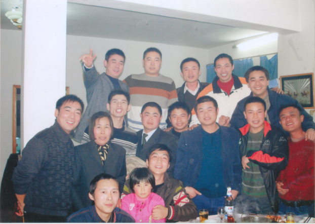 战友们与年幼的郑菘芳。