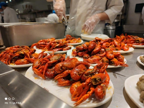 小米15元员工餐刷屏!还有海底捞 这也太丰盛了