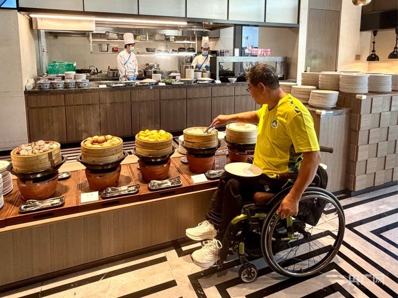 接待酒店餐厅对取餐处高度作出无障碍优化,方便轮椅人士取餐(央广网记者罗世伟 摄)