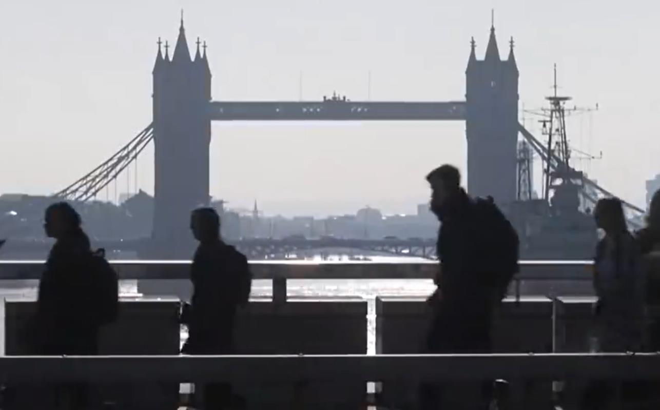 英国暴发“超级流感疫情”,当地医生计划下周罢工,首相斯塔默谴责称这是“鲁莽行为”