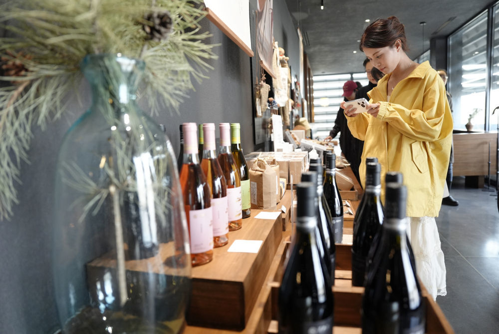 3月26日,参观者在大乐之野——夏多兰民宿葡萄酒庄了解葡萄酒知识。新华社记者王鹏 摄