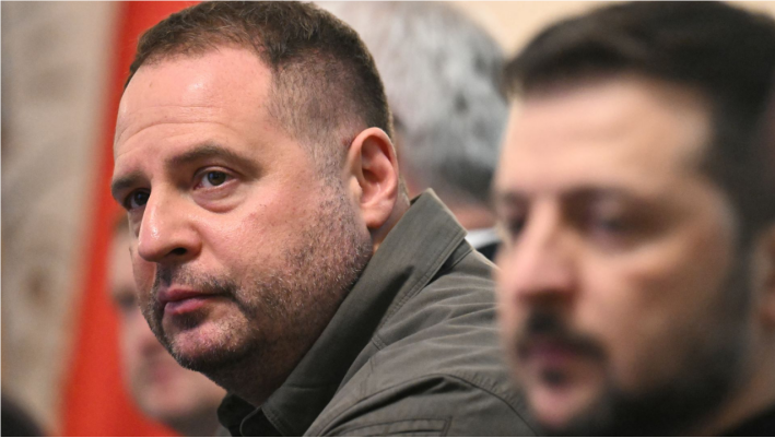 今月,泽连斯基与叶尔马克(左)在波兰华沙。图源:外媒