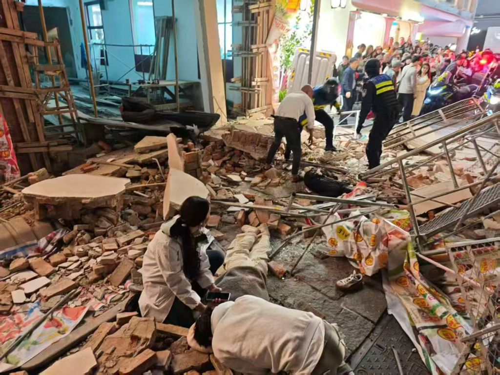 长沙市潮宗街一店铺临时搭建的脚手架发生局部垮塌,救援现场。受访者供图
