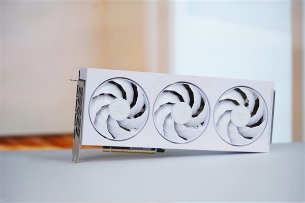 全白色刃式装甲!影驰RTX 5070 Ti圣刃图赏