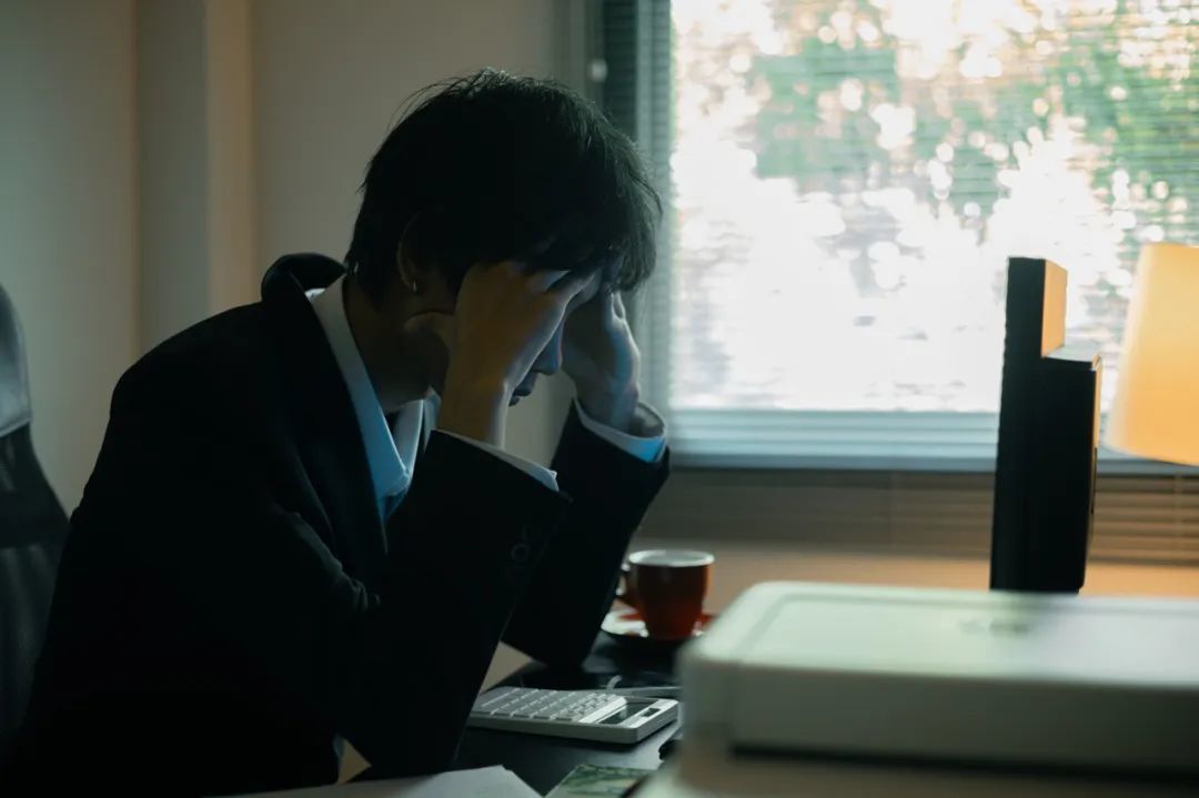 在职场中,不免有人会被“35岁焦虑”所裹挟。(图/图虫创意)