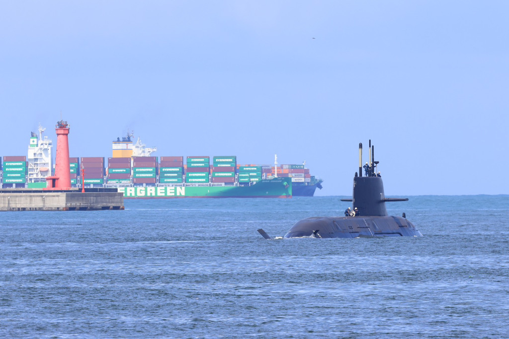 一直推迟到今年6月，“海鲲”号才进行了首次出海试航