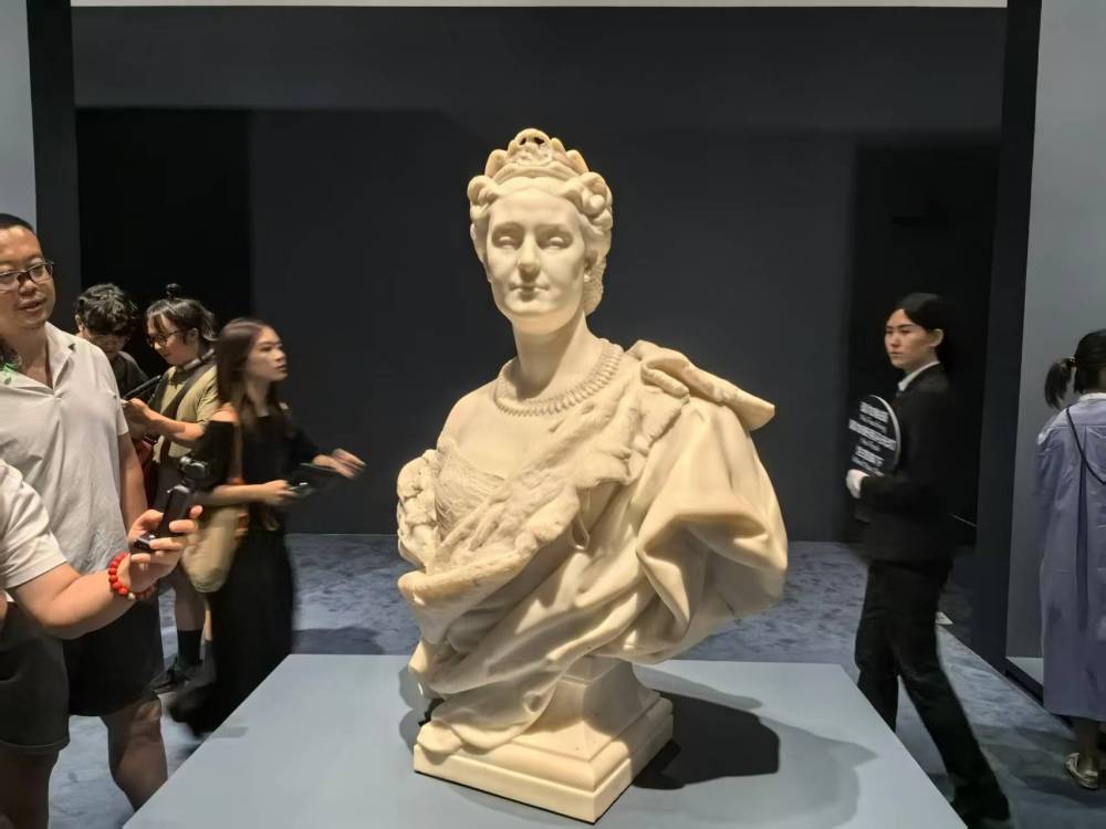 观众正在欣赏“缔造现代:来自巴黎奥赛博物馆的艺术瑰宝”大展。新华社记者 龚雯 摄