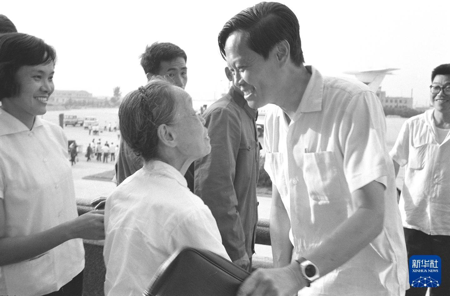 1977年,杨振宁(右)在北京与母亲罗孟华和妹妹杨振玉(左)在一起。 新华社记者 张雅心 摄