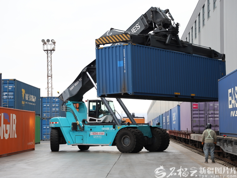 11月26日，工作人员在阿拉山口站操作机械。郑鑫摄