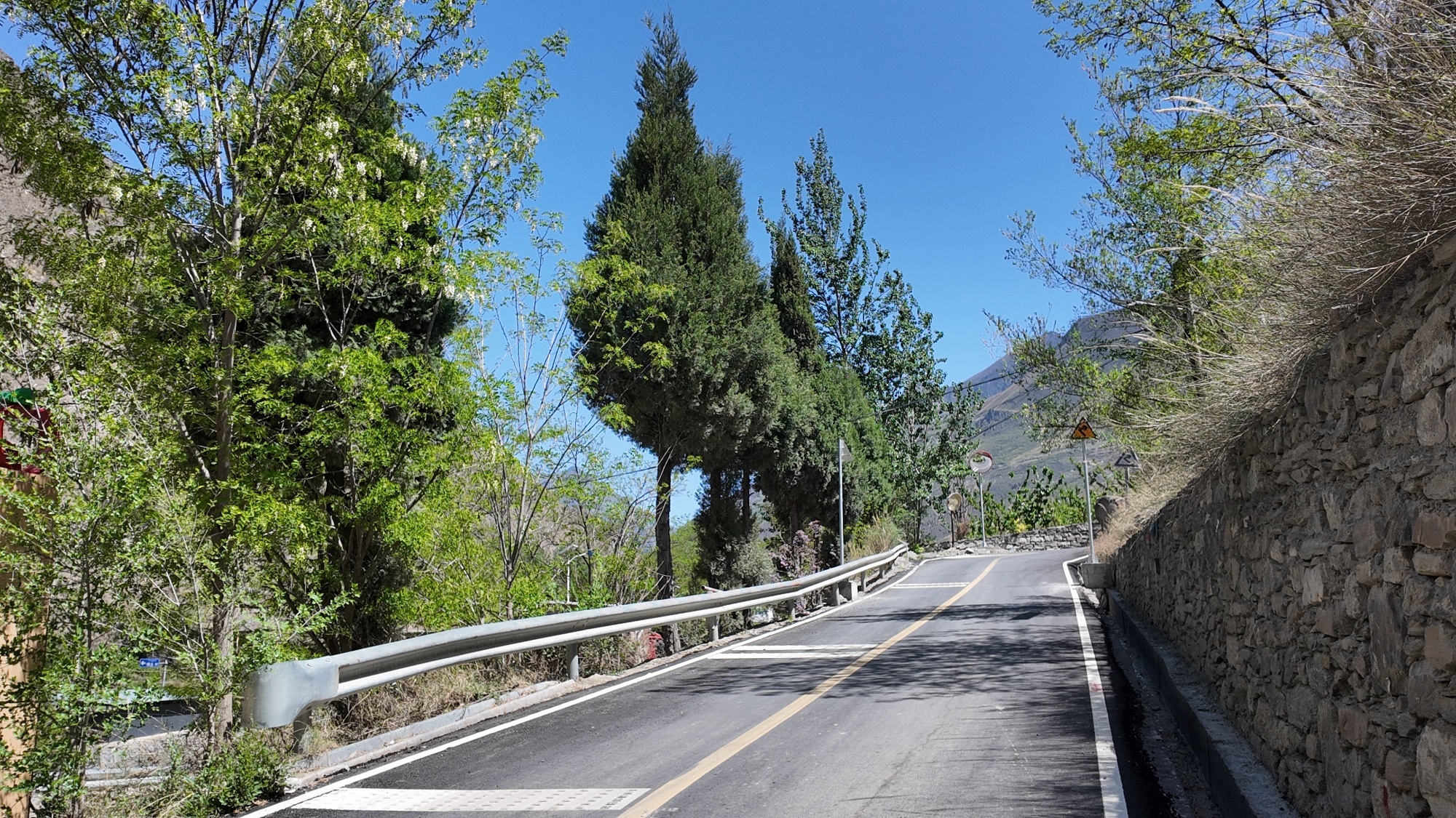 通往佳山村的柏油路（央广网记者 昌思荣 摄）