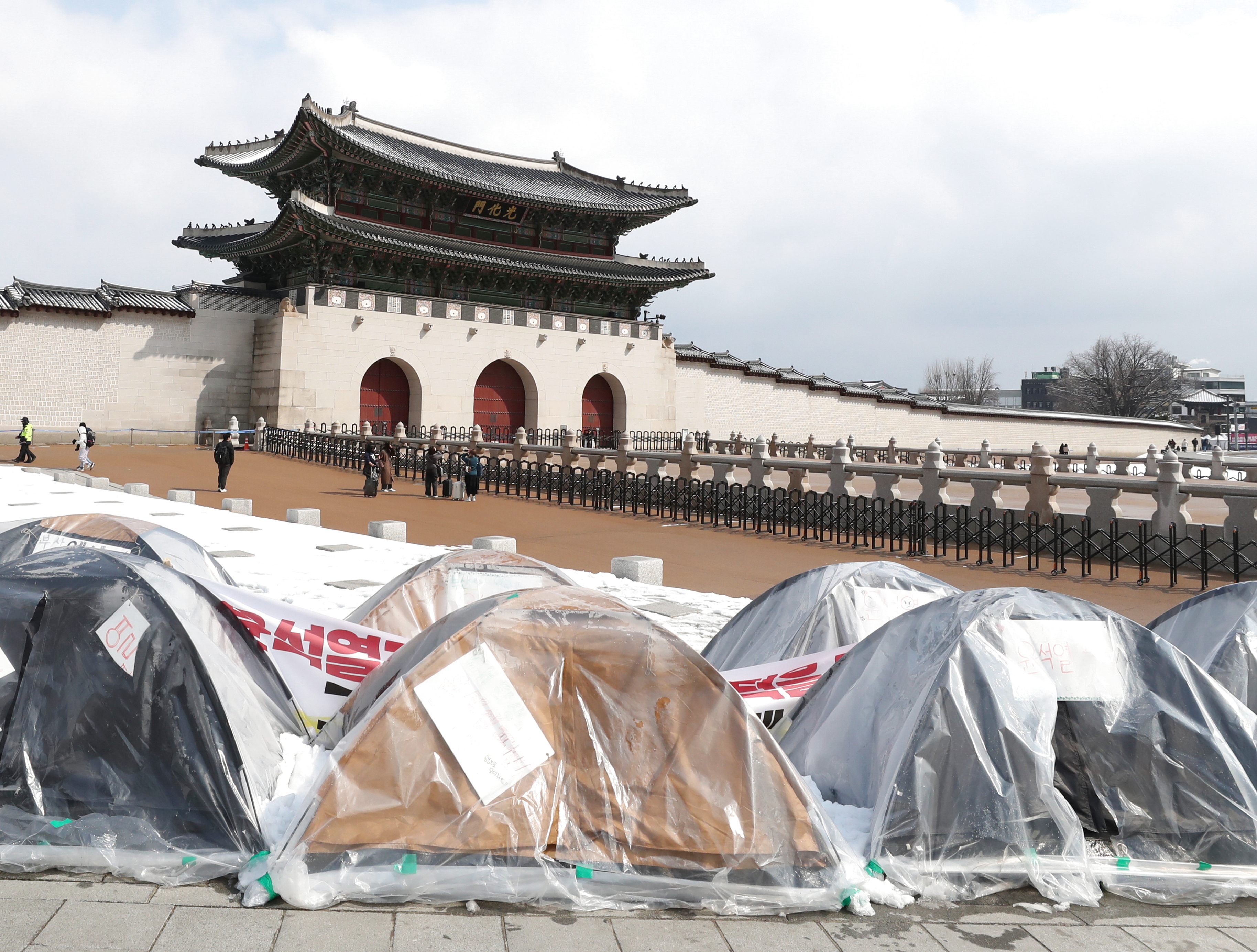 3月18日，在韩国首尔，支持弹劾尹锡悦的市民在光化门广场前搭建帐篷，参加静坐示威要求罢免尹锡悦。新华社记者姚琪琳摄