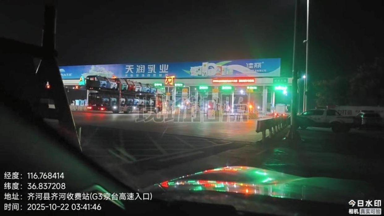 △顺利通过收费站的一辆超限货车(视频截图)