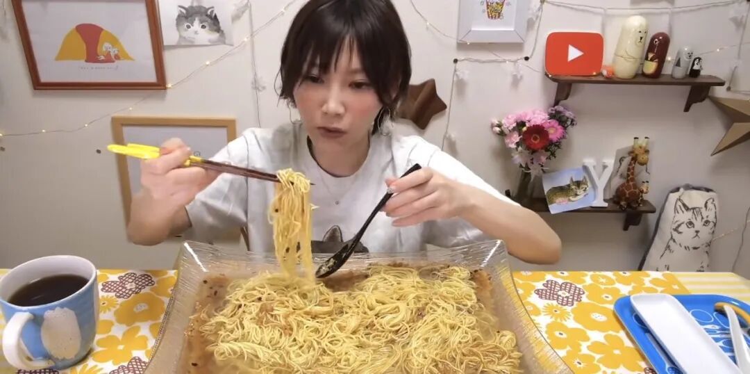 在前公司,木下曾经吃完2.5kg猪油做出的面条,很有争议。(图/社交媒体)