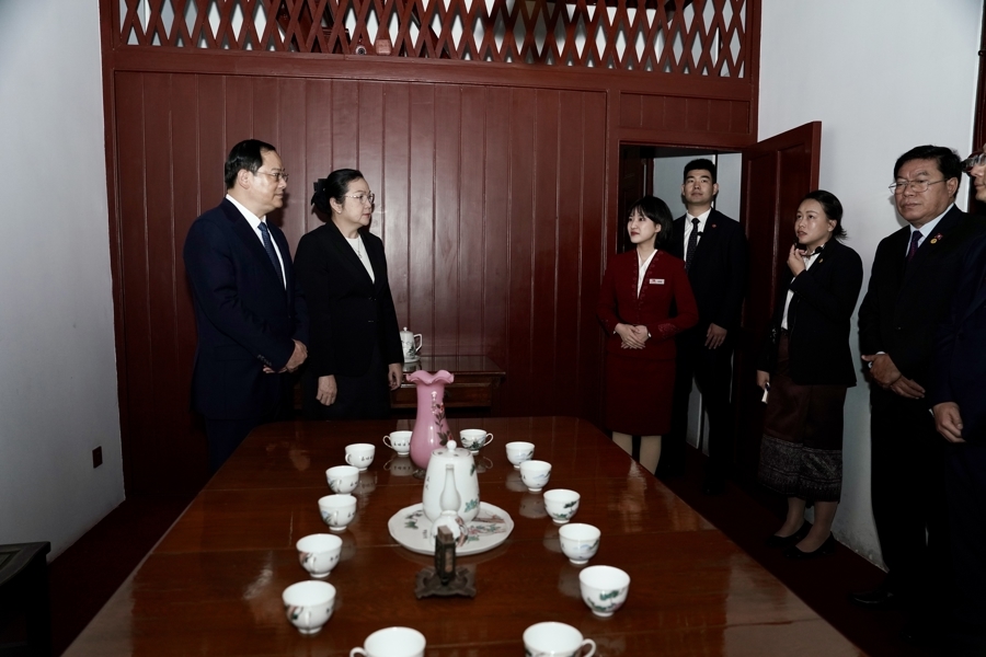 图为去年老挝总理宋赛(左一)参访中共一大会址。