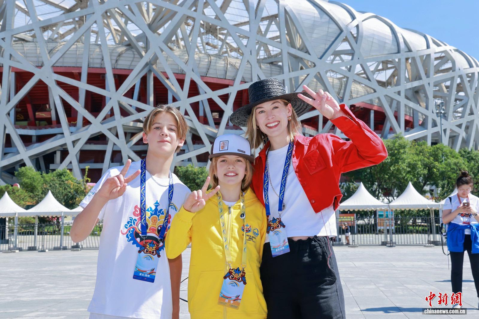 图为裴淳华和儿子们　受访者供图