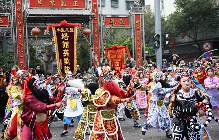 2025年1月23日，在广东汕头市潮阳区，塔馆英歌队队员在街头表演“中华战舞”。新华社记者 邓华 摄