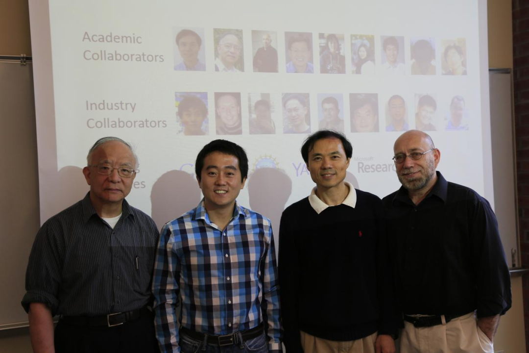 王宏宁(左二)在博士学位论文答辩现场,与导师翟成祥(右二)等合影