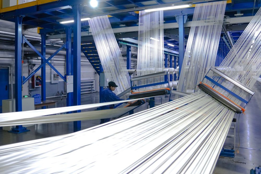 2025年2月2日，工人在吉林化纤集团国兴碳纤维有限公司碳化二车间整理碳纤维原丝。新春伊始，吉林化纤集团国兴碳纤维有限公司开足马力忙生产、赶订单。新华社记者 许畅 摄