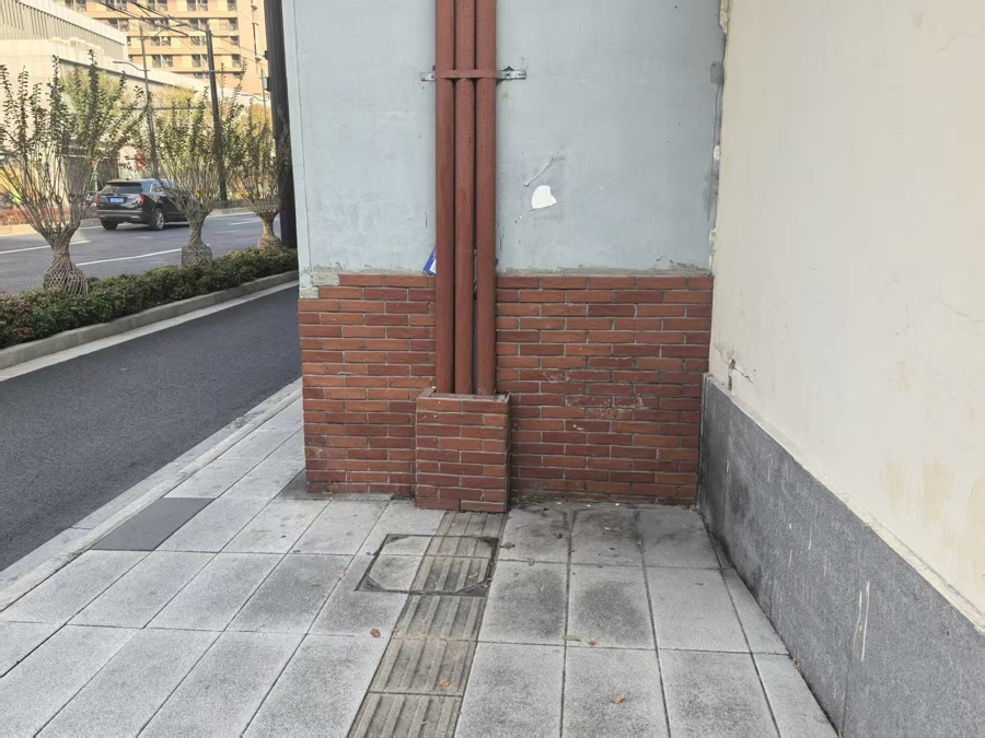 盲道直接導向墻壁