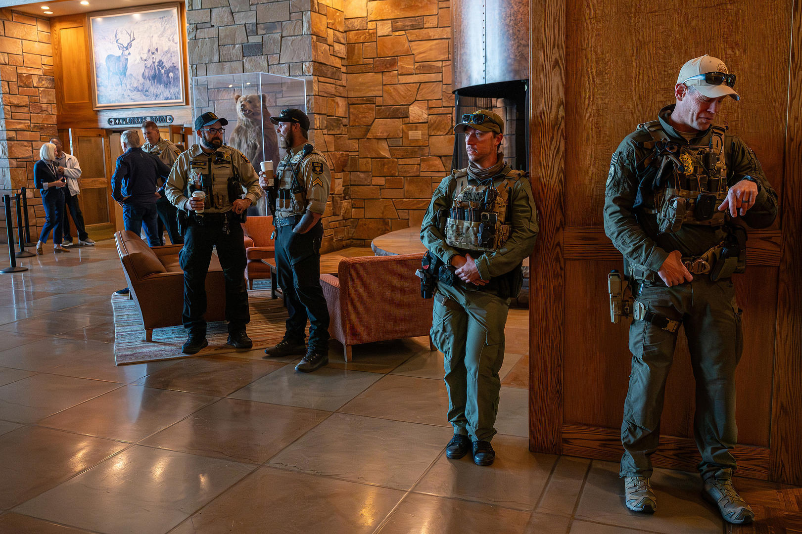 美联储“年会”军警进驻，气氛紧张，资深人士：特朗普离全面掌控“还差2步”