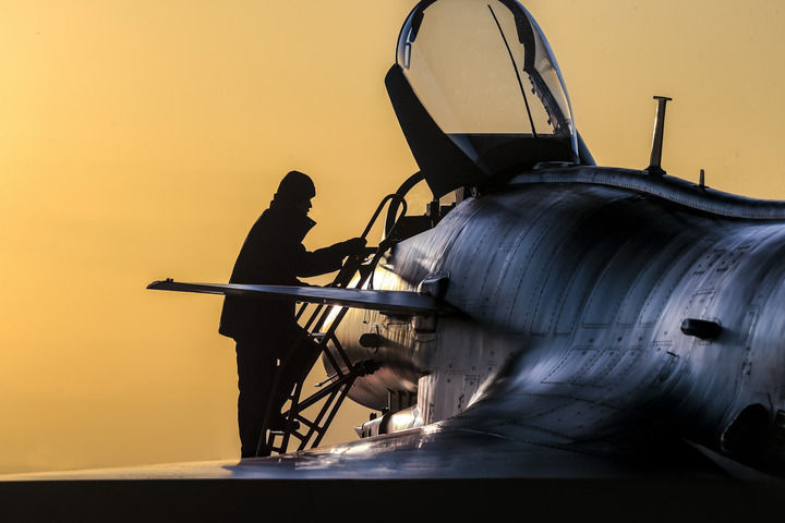 ↑飞行前，空军航空兵某旅机务人员做最后准备（2024年12月31日摄）。新华社发（谭巳成 摄）