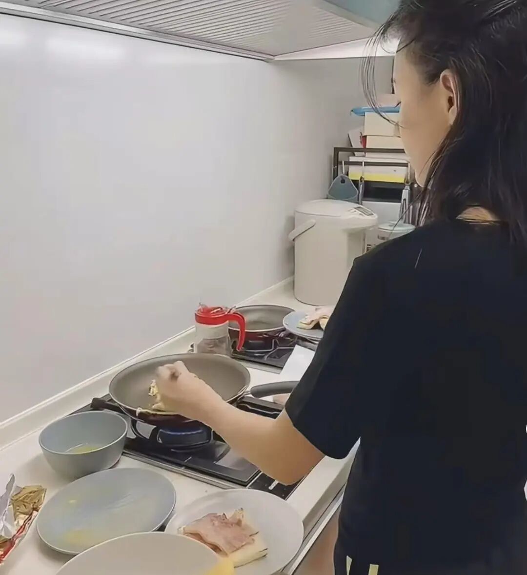 张柏芝在家里下厨,图源:@张柏芝中文网