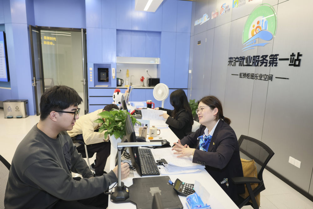 4月8日,，上海虹橋樞紐樂業(yè)空間舉行4月首場招聘會,，求職者（左一）在現(xiàn)場咨詢職業(yè)技能補(bǔ)貼政策。新華社記者 王翔 攝